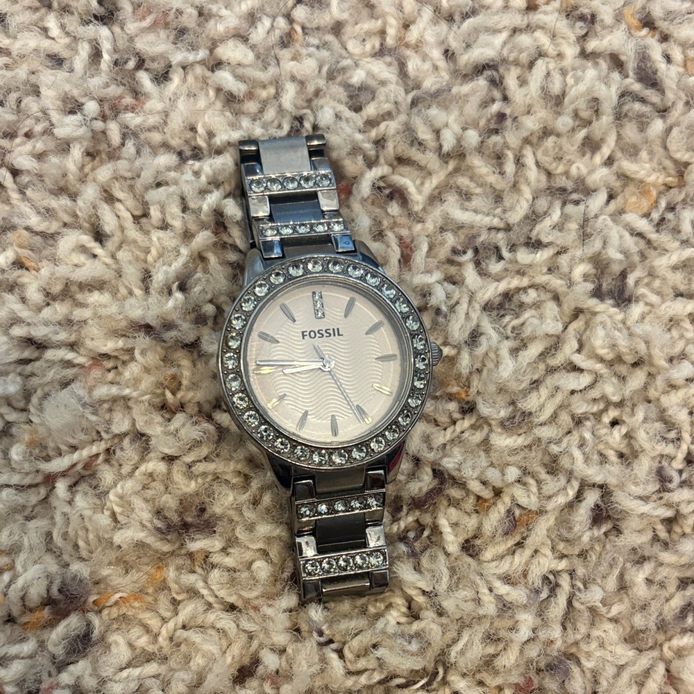 Fossil Watch woman’s gunmetal with Crystal Details
